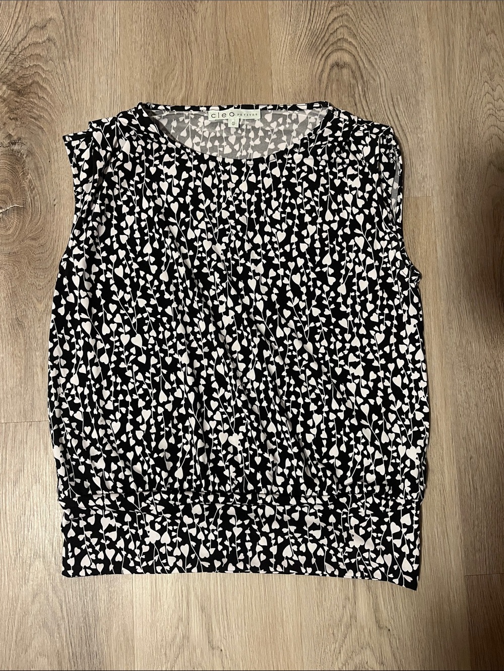 cleo Black & White Heart-Leaf Print Sleeveless Tank